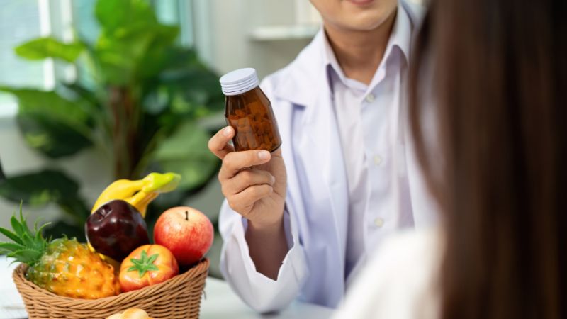 Không tự ý dùng thuốc cần gặp y bác sĩ để được kê đơn