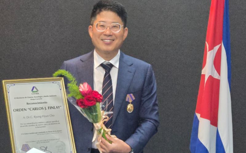 Giáo sư Cho - Viện trưởng Viện nghiên cứu RAYDEL nhận giải thưởng tại Cuba