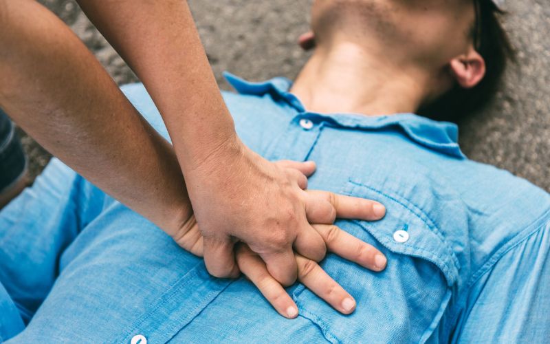 Theo dõi nhịp thở, mức độ tỉnh táo và sẵn sàng hồi sức tim phổi