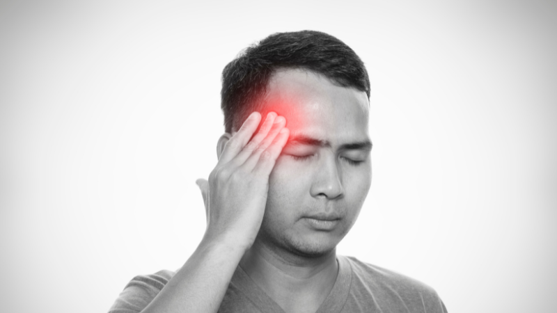 Đau đầu dữ dội, đột ngột, kèm buồn nôn là dấu hiệu đột quỵ