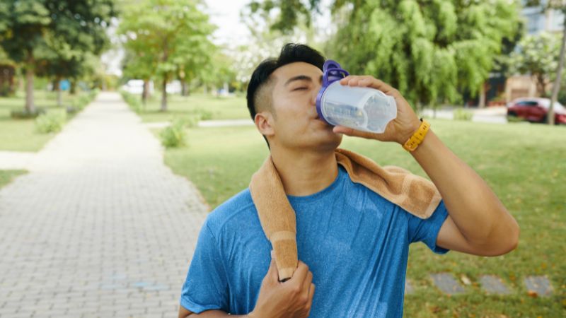 Nhấp từng ngụm nhỏ trước và trong khi tập