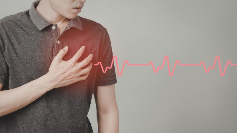 Tim đập nhanh hoặc chậm bất thường là triệu chứng của bệnh rối loạn nhịp tim