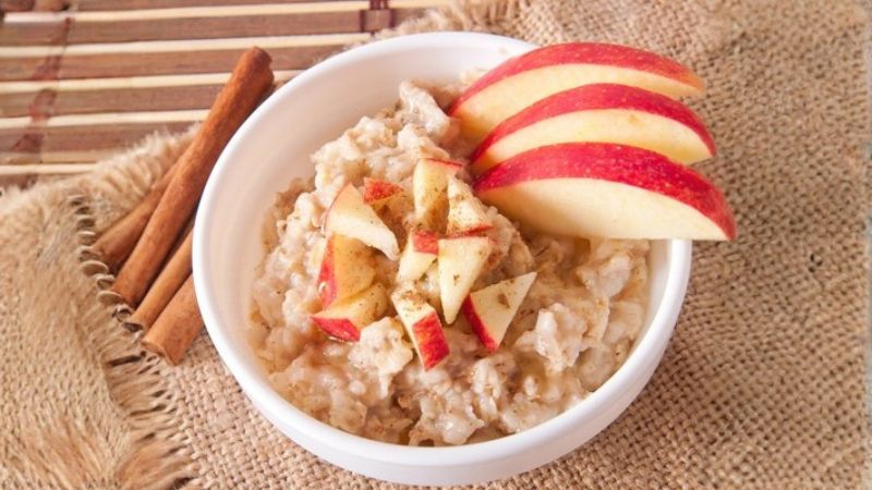 Thực đơn bữa sáng cho người mỡ máu cao - Thứ 2 Cháo yến mạch và táo