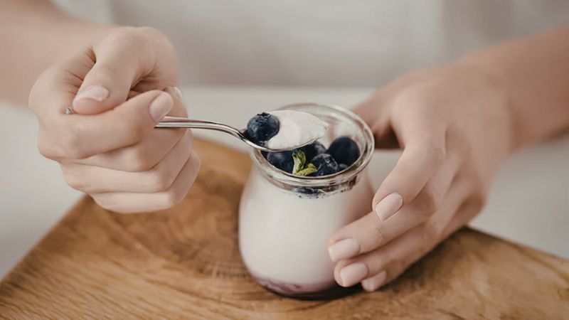 Thực đơn bữa sáng cho người mỡ máu - Thứ 4: Sữa chua không đường, hạt óc chó và việt quất