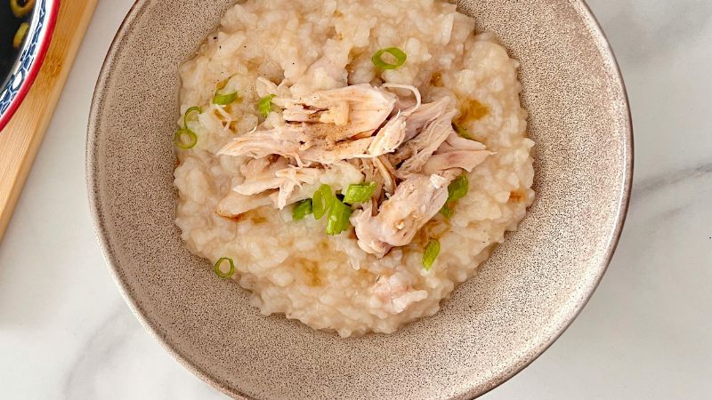 Thực đơn bữa sáng cho người mỡ máu - Thứ 5: Cháo gạo lứt và ức gà xé