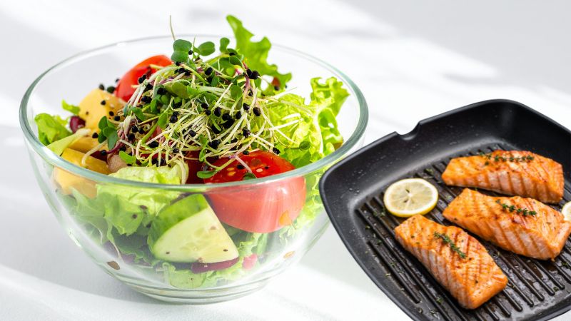 Thực đơn buổi sáng Chủ nhật: Salad rau xanh và cá hồi áp chảo