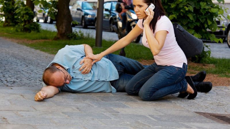 Sơ cứu tại chỗ và gọi ngay cấp cứu