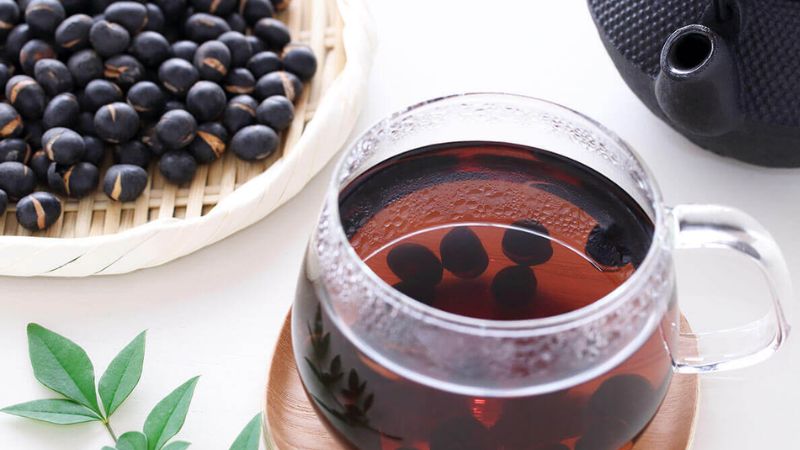 Nước đậu đen rang giàu chất xơ hòa tan giúp người mắc máu nhiễm mỡ được thanh lọc