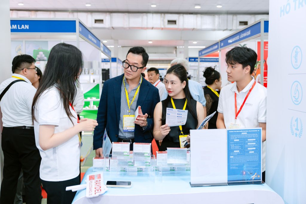 Đội ngũ chuyên gia từ Raydel nhiệt tình tư vấn các giải pháp bảo vệ sức khỏe cho khách tham quan