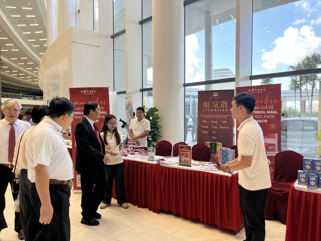 Chủ tịch Hội Người cao tuổi Việt Nam ghé thăm