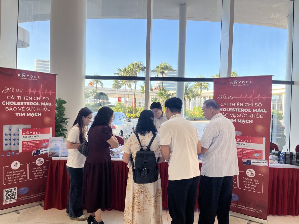 Đón tiếp khách tham dự ghé gian hàng